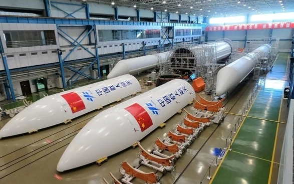 На космодром Цзюцюань доставлены пилотируемый космический корабль и ракета-носитель для выполнения миссии «Шэньчжоу-12»