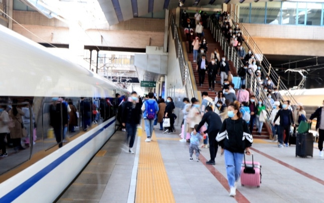 Во второй день каникул суточный пассажиропоток на железных дорогах КНР вновь превысил предэпидемический уровень