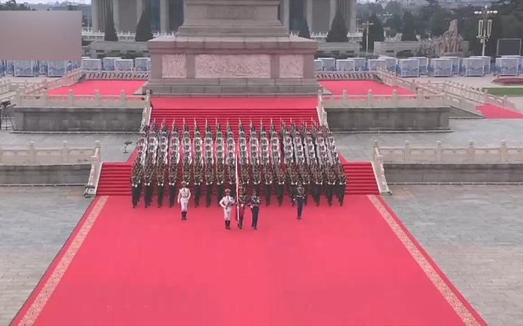 Почетный караул выносит флаг КНР на площадь Тяньаньмэнь