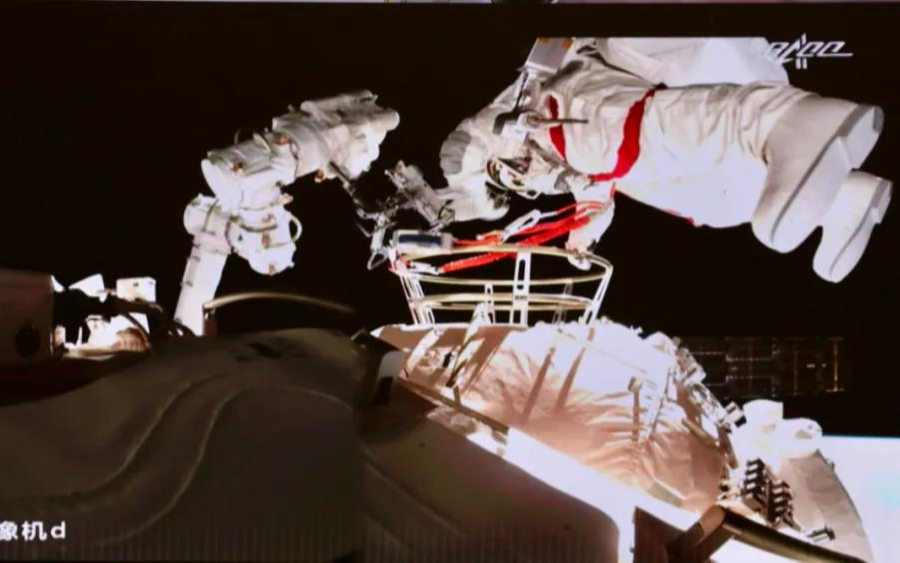 Китайские космонавты вышли в открытый космос
