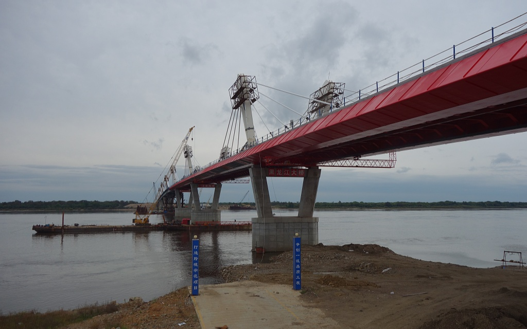Пассажирские перевозки по понтонному мосту между Благовещенском (РФ) и Хэйхэ (КНР) начнутся 3 января, а грузовое сообщение — 9 января