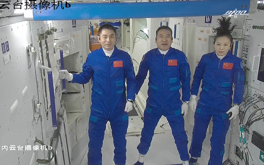 Экипаж пилотируемого корабля «Шэньчжоу-13» вошел в основной модуль космической станции