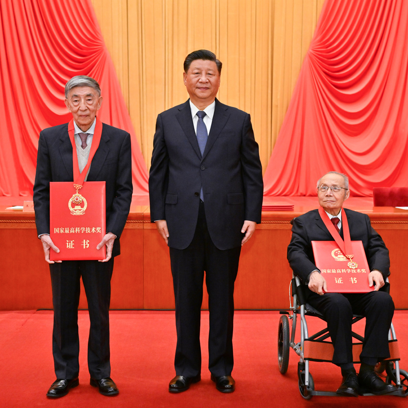 Си Цзиньпин вручил двум китайским ученым высшую государственную премию в области науки и техники