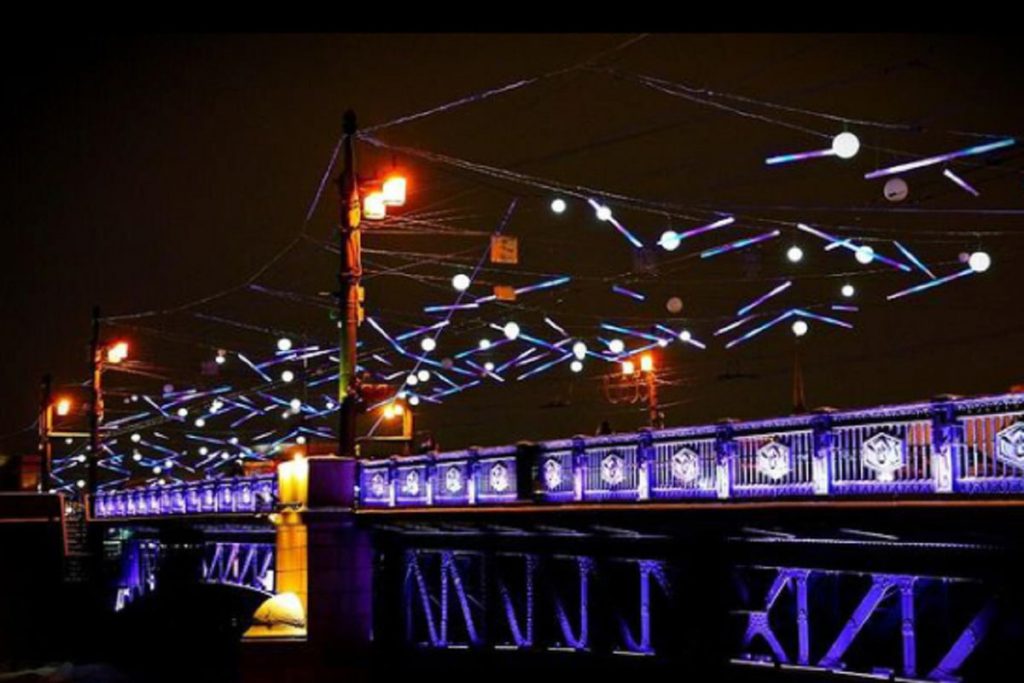 Дворцовый мост в Петербурге украсили к Рождеству праздничной подсветкой