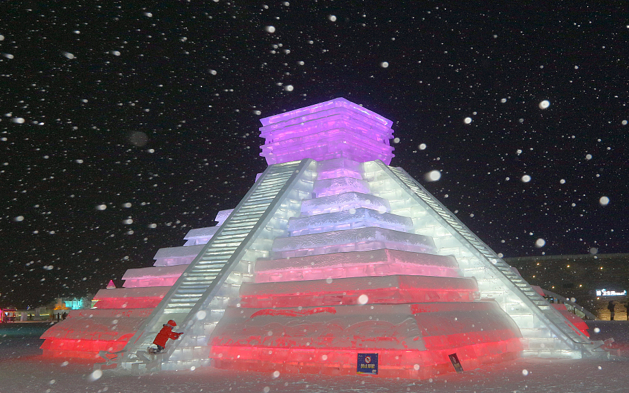В Харбине открыли ледяную скульптуру в виде мексиканской пирамиды