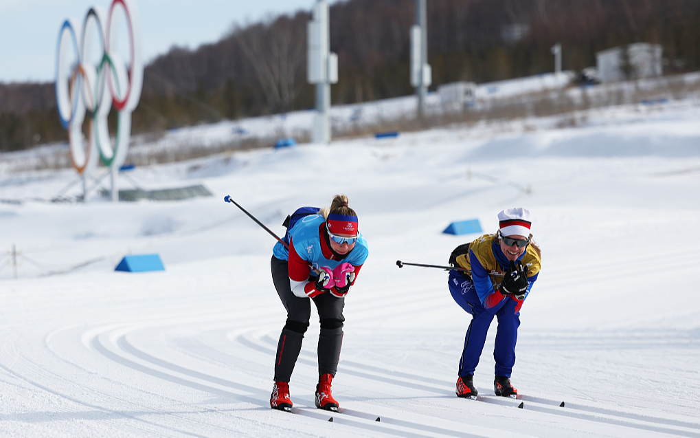 Спортсмены-участники соревнований по лыжным гонкам зимней Олимпиады-2022 приступили к адаптивным тренировкам в Национальном лыжном центре на севере Китая