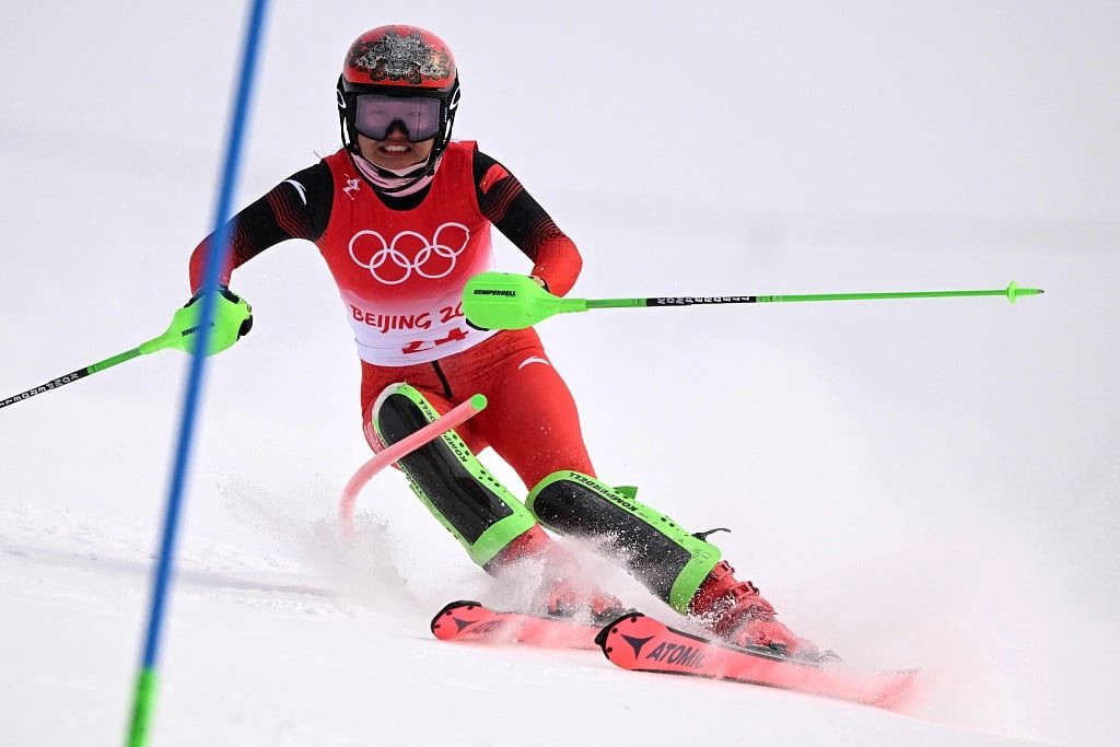 Китайская спортсменка успешно завершила соревнования в дисциплине горнолыжной комбинации (скоростной спуск и слалом) среди женщин