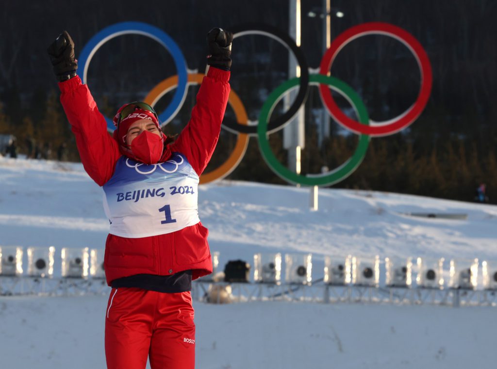 ﻿Первую медаль Команде ОКР на Олимпийских зимних играх в Пекине принесла лыжница Наталья Непряева.