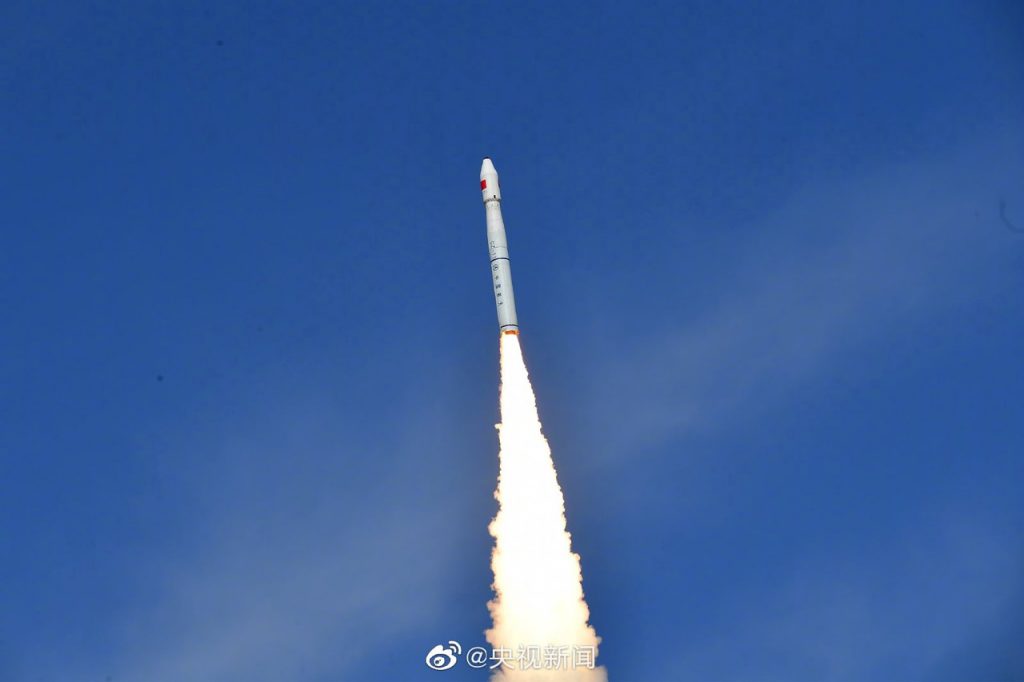 Китай успешно запустил свою новую твердотопливную ракету-носитель «Куайчжоу-11 Y-2» с космодрома Цзюцюань на северо-западе страны, доставившую на заданную орбиту экспериментальный спутник связи