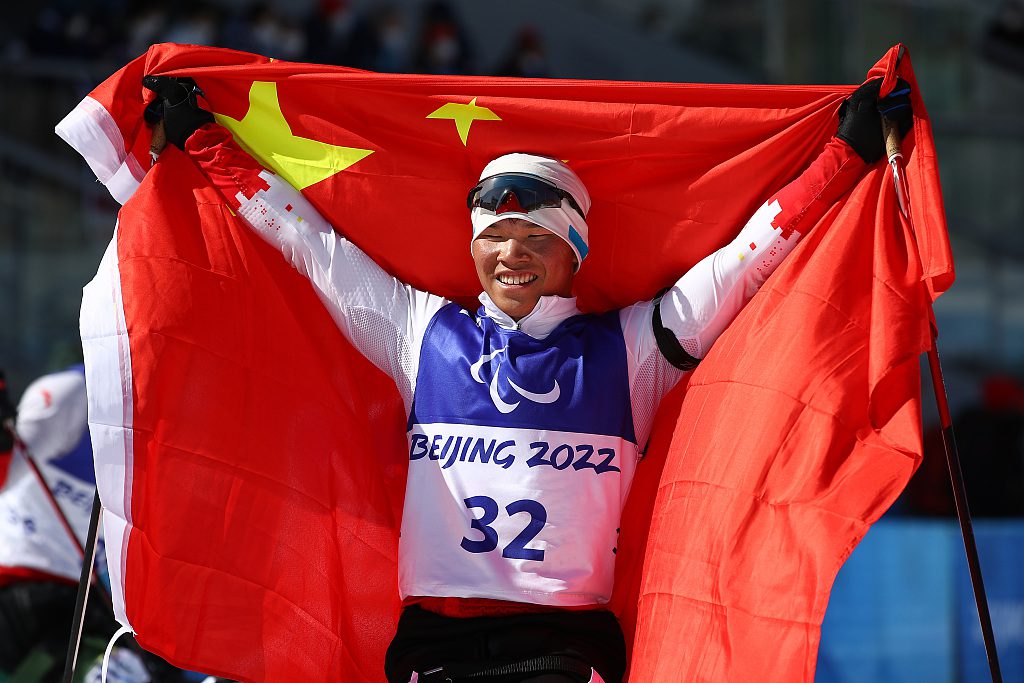 Китайский лыжник Лю Мэнтао выиграл золото в мужском биатлоне на среднюю дистанцию в классе «сидя» на зимней Паралимпиаде-2022