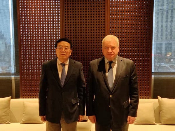 Посол России в Китае Андрей Денисов встретился со спецпредставителем МИД КНР Чэн Гопином