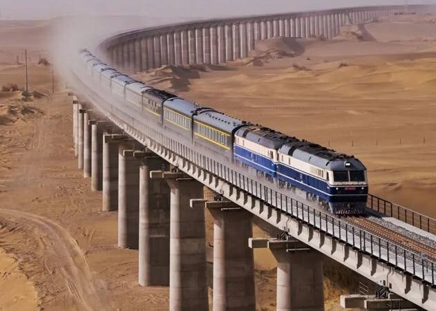 Китай достроил финальный участок железной дороги через пустыню