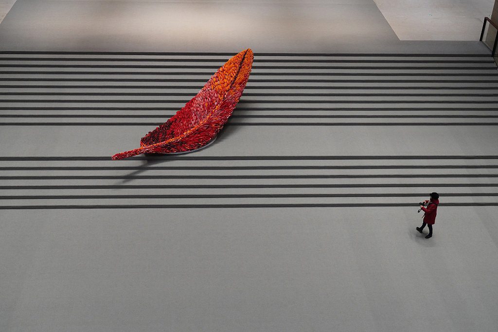 В зале Китайского музея искусств и прикладных ремесел в Пекине появилась оригинальная инсталляция — перо из камней