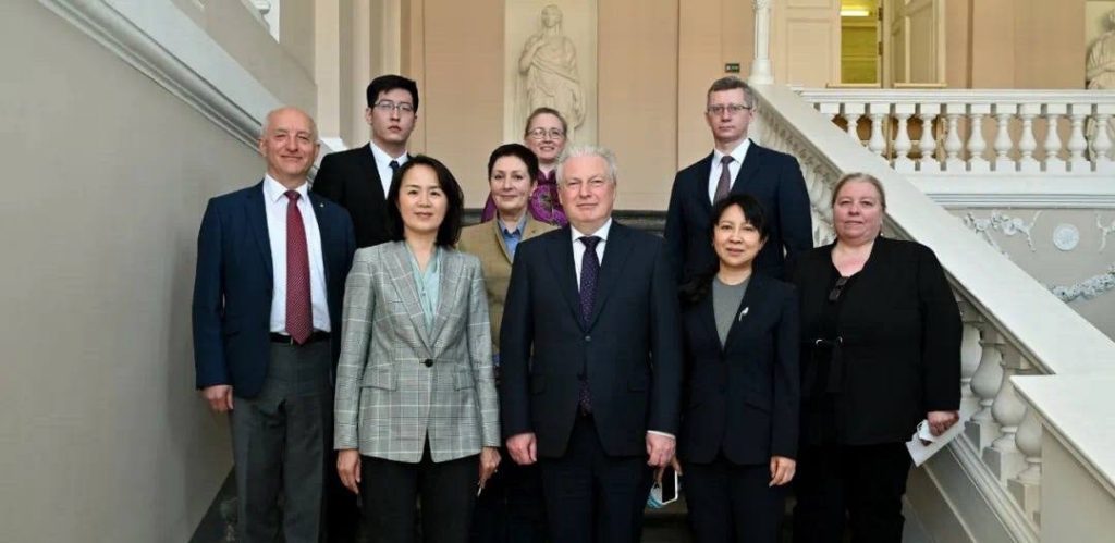20 апреля, в День китайского языка, Генеральный консул КНР в СПб Ван Вэньли посетила Санкт-Петербургский государственный экономический университет
