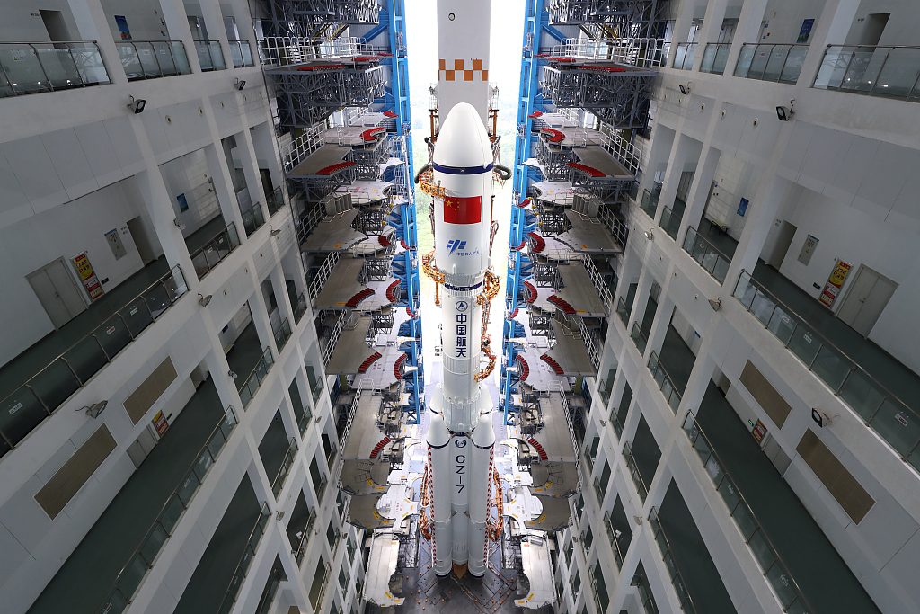 Комбинация китайского грузового космического корабля «Тяньчжоу-4» и ракеты-носителя доставлена на стартовую площадку