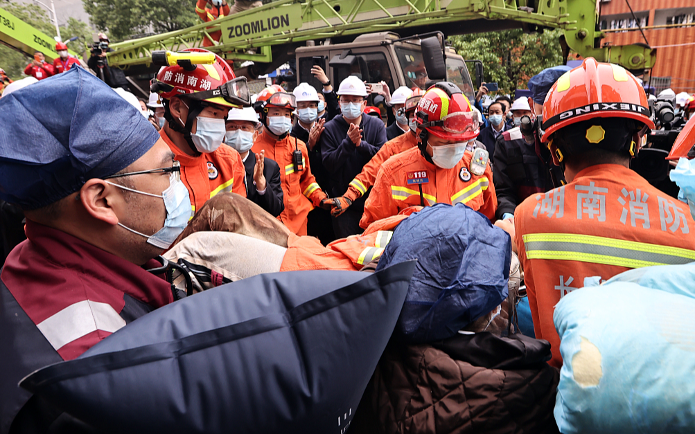 Шестой человек спасен из-под завалов обрушившегося жилого дома в городе Чанша