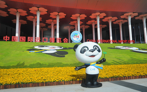 Недавний глобальный онлайн-опрос, проведенный CGTN, показал, что более 90 % респондентов в разных странах считают, что Китайская международная выставка импорта (CIIE) за 6 лет показала высокий уровень открытости Китая для внешнего мира