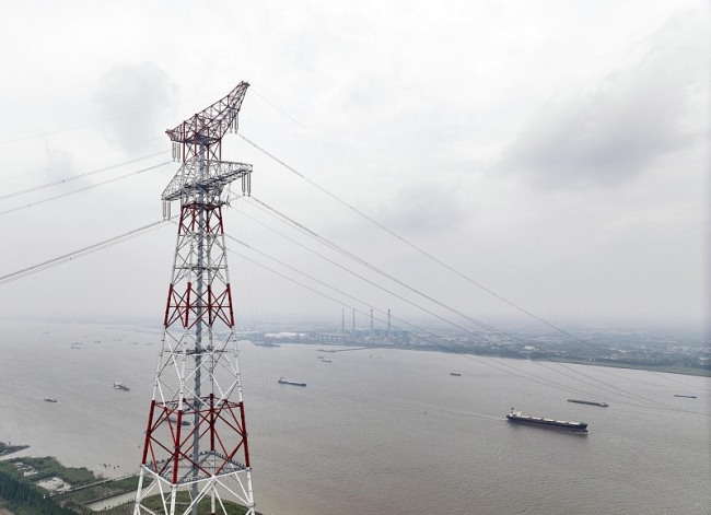Высочайшие в мире опоры ЛЭП через реку Янцзы соединены электрокабелями