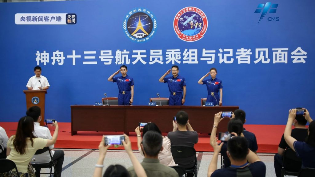 Экипаж миссии «Шэньчжоу-13» провел пресс-конференцию спустя 74 дня после  возвращения на Землю