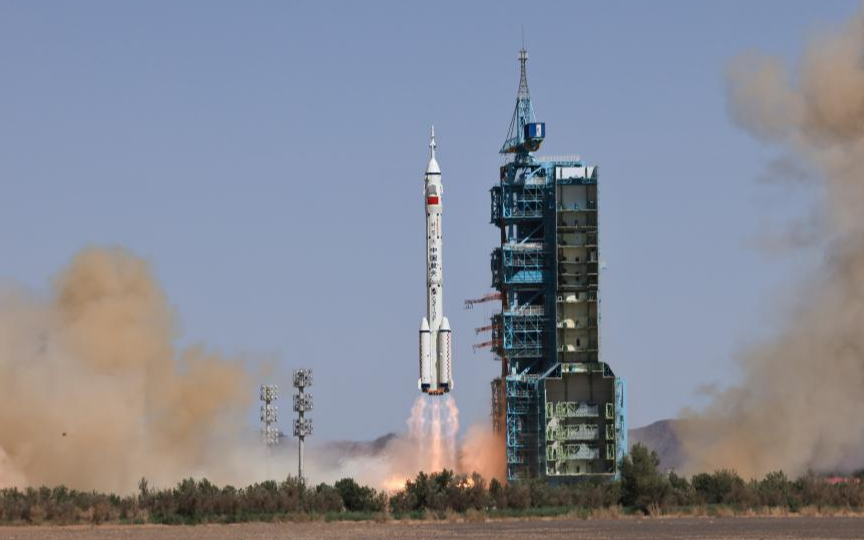 Китай запустил пилотируемый космический корабль «Шэньчжоу-14»