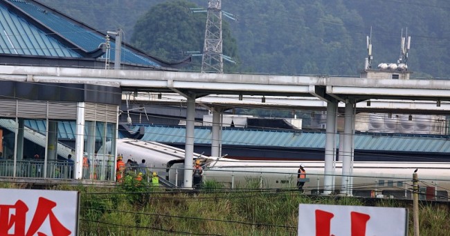 Один человек погиб, еще 8 пострадали в результате схода скоростного поезда с рельсов на юго-западе Китая