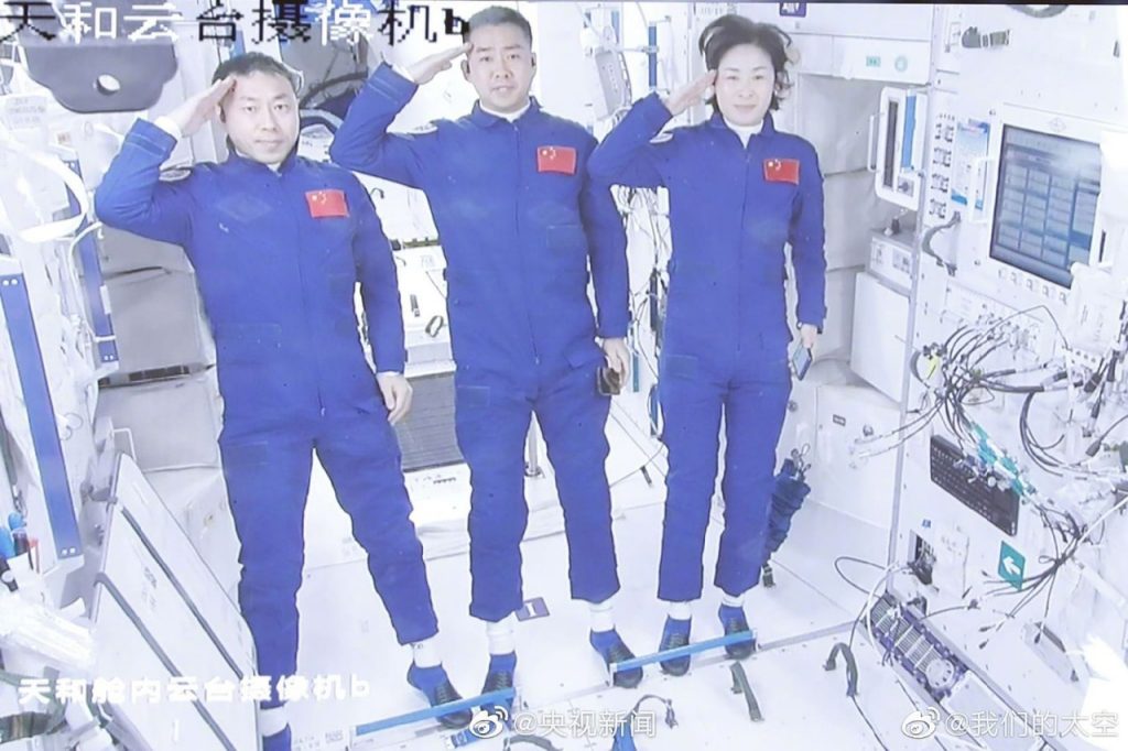 Тайконавты вошли в основной модуль китайской космической станции