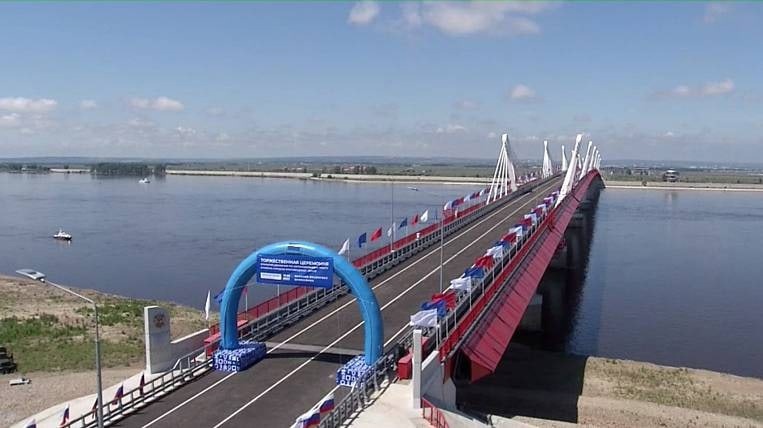 ​Более 1,1 тыс. грузовиков проехали по мосту между РФ и КНР за период тестового режима