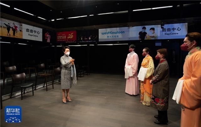 Пэн Лиюань посетила Сянганский центр музыкальной драмы в районе Западный Цзюлун