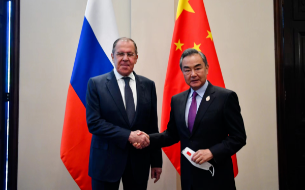 Член Госсовета КНР, глава МИД Ван И на полях саммита G20 провел встречу со своим российским коллегой Сергеем Лавровым