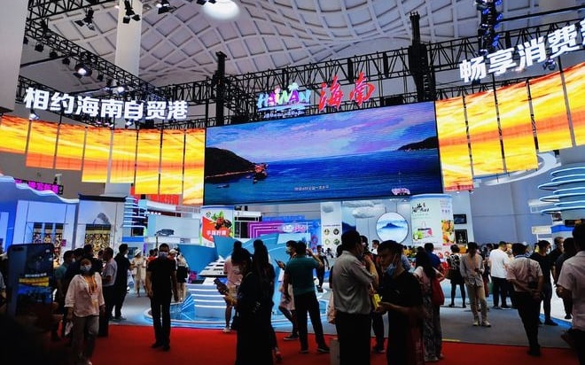 Второе Китайское международное ЭКСПО потребительских товаров открылось в понедельник в городе Хайкоу, административном центре провинции Хайнань на юге Китая
