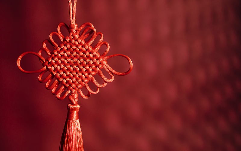 Традиционная вышивка и — одного из народов Китая — теперь известна во всем мире