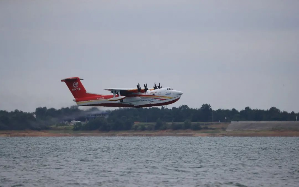 Китайский пожарный самолет-амфибия AG600M совершил первый взлёт с поверхности воды