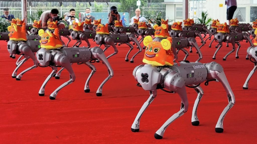 Сто роботов-собак в четверг станцевали на открывшейся в Пекине Всемирной конференции робототехники, передает корреспондент РИА Новости