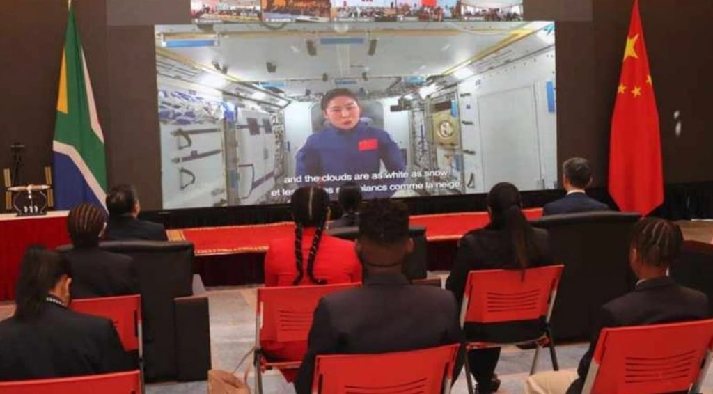 Общение в режиме реального времени с тремя китайскими астронавтами