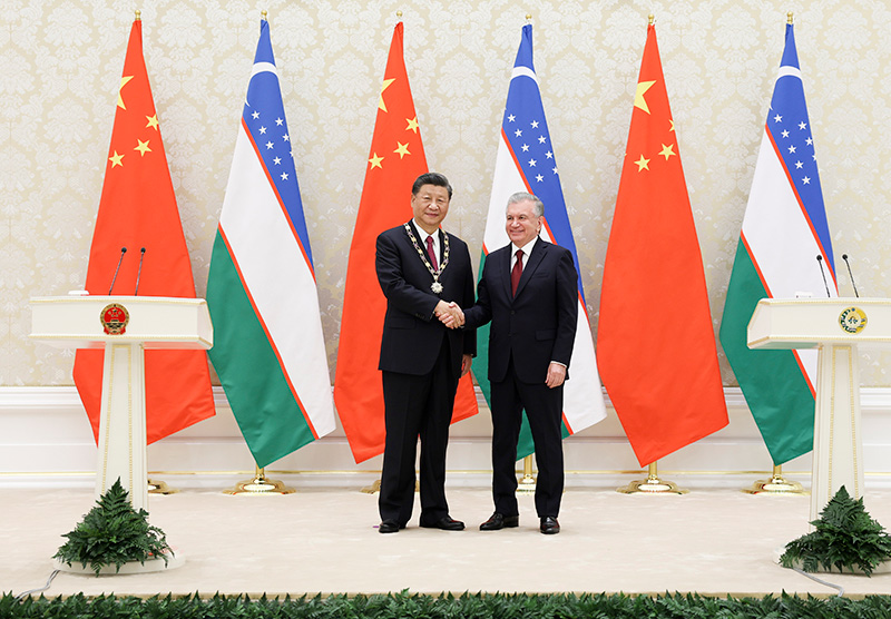 Президент Узбекистана Ш. Мирзиеев наградил Си Цзиньпина орденом «Олий Даражали Дустлик»