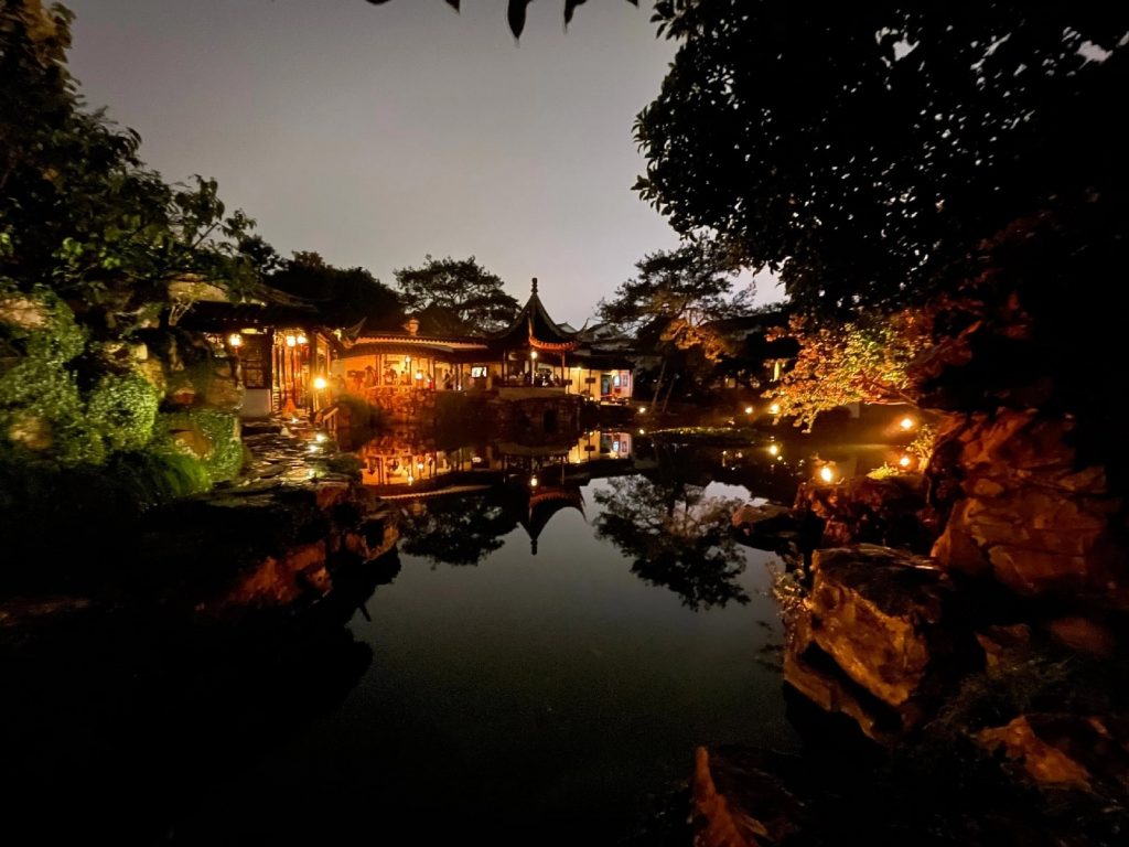 Прогулка по южному берегу реки Янцзы во время праздника Середины Осени — Парк Ваншиюань ночью
