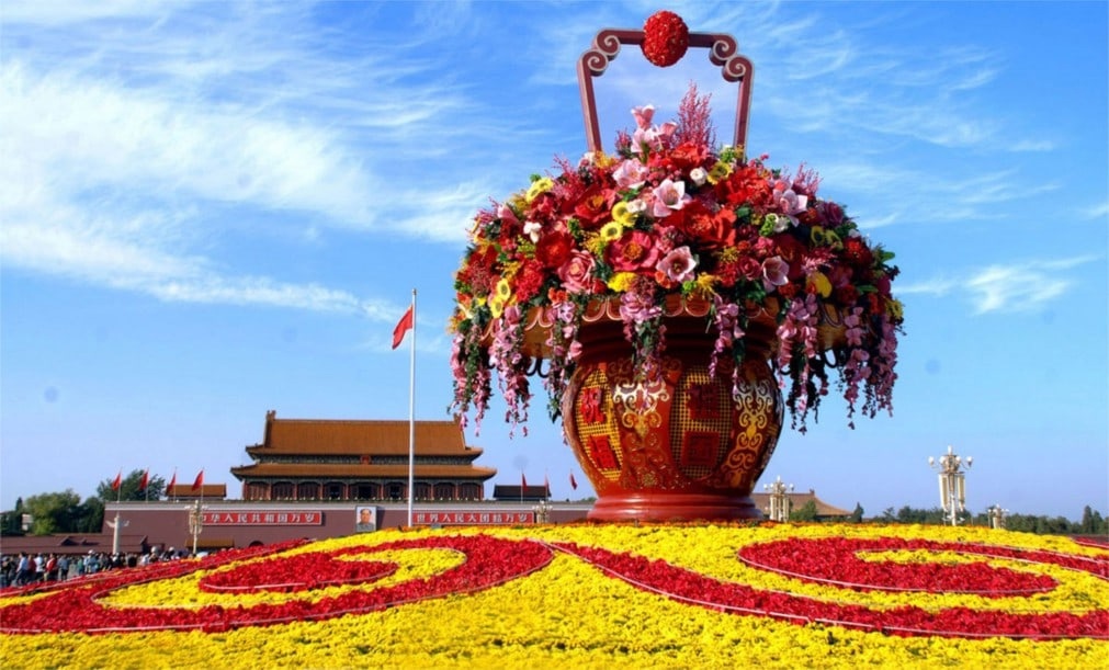 В Пекине на площади Тяньаньмэнь началась церемония возложения цветов к Памятнику народным героям