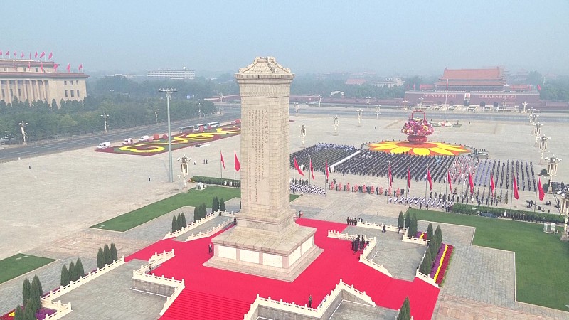 ​На площади Тяньаньмэнь прошла церемония возложения цветов к Памятнику народным героям