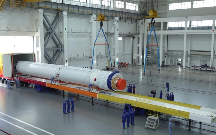 ​Ракета-носитель для запуска грузового космического корабля «Тяньчжоу-5» доставлена на космодром Вэньчан