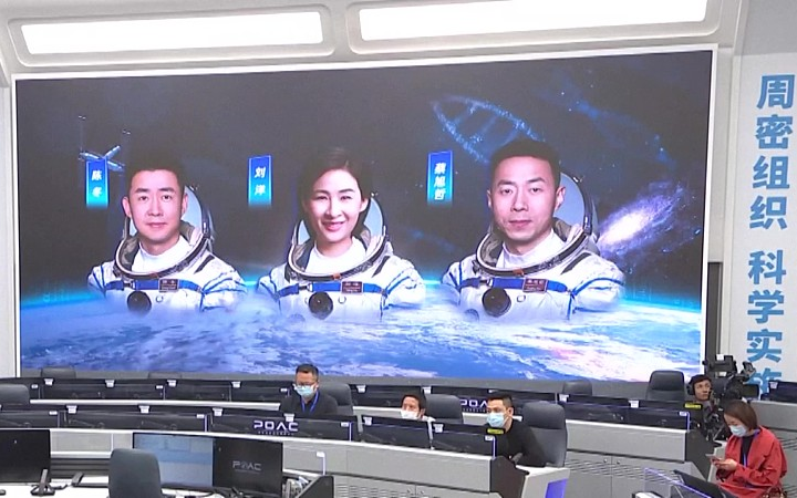 Члены экипажа «Шэньчжоу-14» на борту китайской космической станции «Тяньгун» впервые провели прямую трансляцию научной лекции