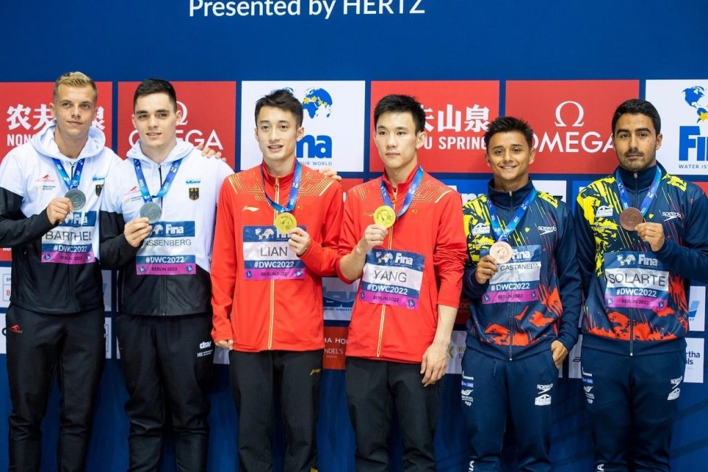 Представители Китая Ян Хао и Лянь Цзюньцзе заняли первое место в синхронных прыжках с десятиметровой вышки