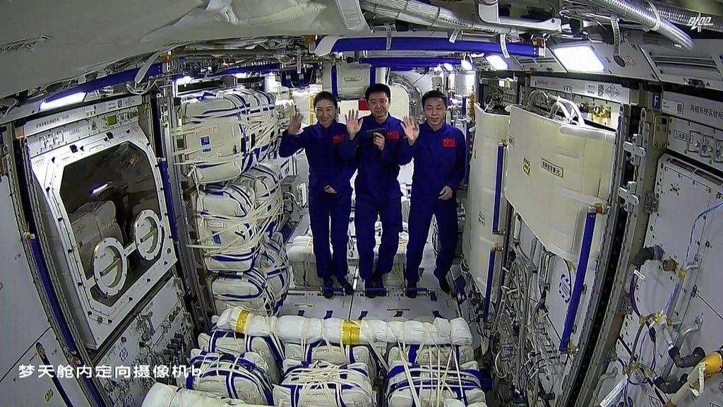 Экипаж пилотируемого космического корабля «Шэньчжоу-14» успешно вошёл в лабораторный модуль «Мэнтянь» китайской космической станции «Тяньгун».
