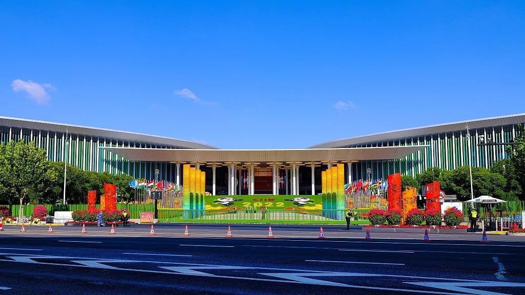 Национальный выставочный конференц-центр в Шанхае перед открытием CIIE
