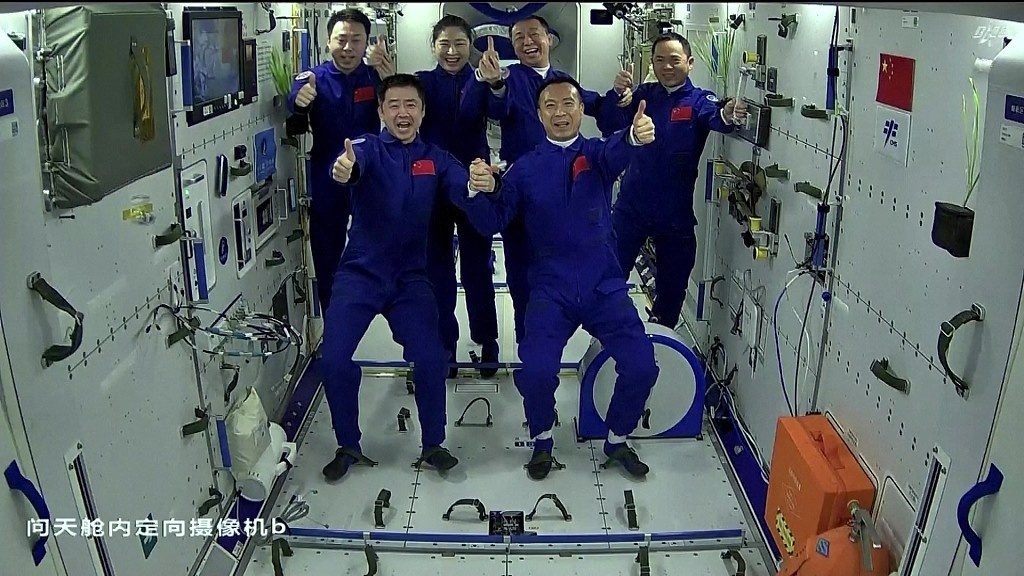 Китай завершил первую в своей истории ротацию экипажа космической станции на орбите