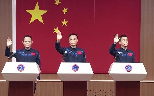 Экипаж «Шэньчжоу-15» поздравили всех китайцев с Новым годом по лунному календарю