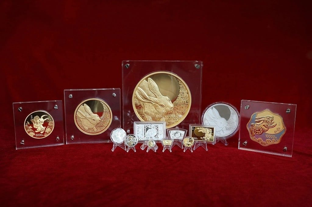 Набор золотых и серебряных памятных монет в ознаменование китайского зодиакального года Кролика