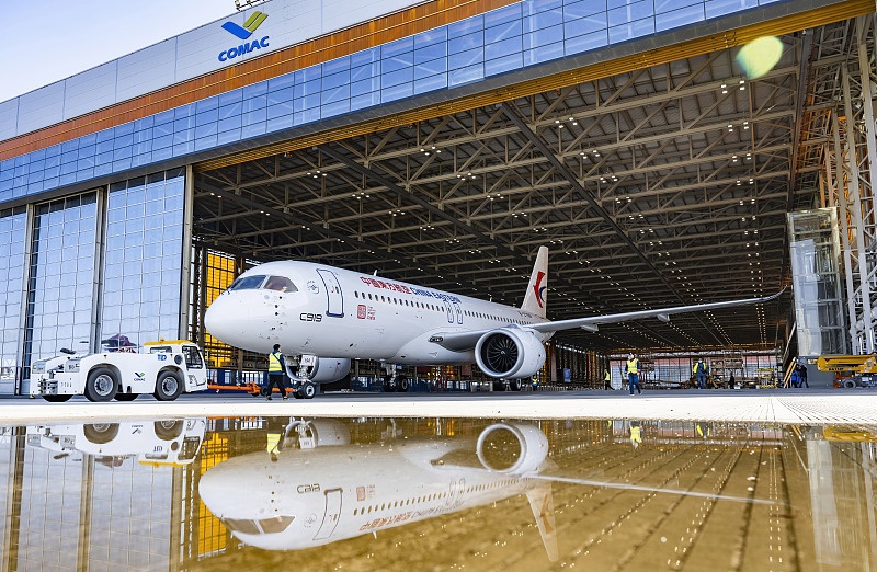 Китайская корпорация коммерческих самолетов в пятницу осуществила передачу первого крупного пассажирского самолета C919 авиакомпании China Eastern Airlines