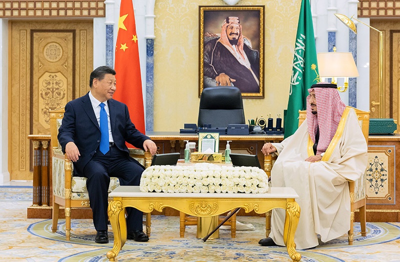 Председатель КНР Си Цзиньпин 8 декабря встретился с королем Саудовской Аравии Сальманом бен Абдель Азизом Аль Саудом в стенах королевского дворца в Эр-Рияде