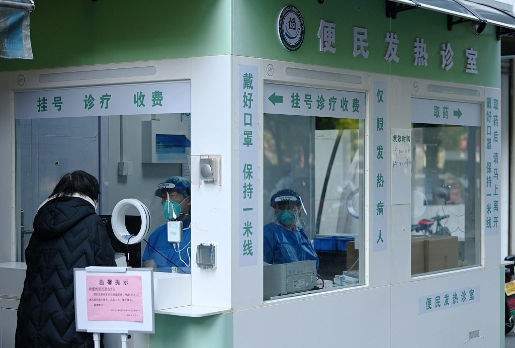 Общее число обращений в больницы Китая 12 января вернулось к доэпидемическому уровню и составило 9,135 млн
