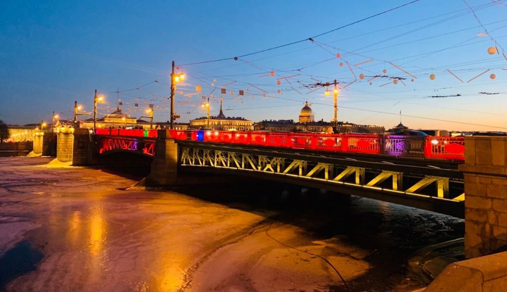 Дворцовый мост в Санкт-Петербурге подсветили красным в честь Нового года по лунному календарю